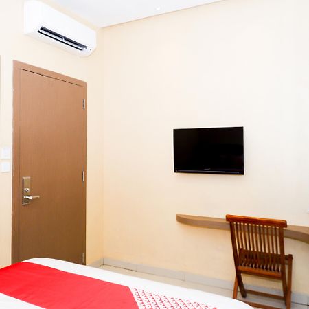 Oyo 379 Grand Mundu Hotel Semarang Buitenkant foto