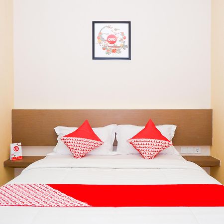 Oyo 379 Grand Mundu Hotel Semarang Buitenkant foto