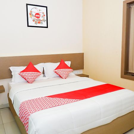 Oyo 379 Grand Mundu Hotel Semarang Buitenkant foto