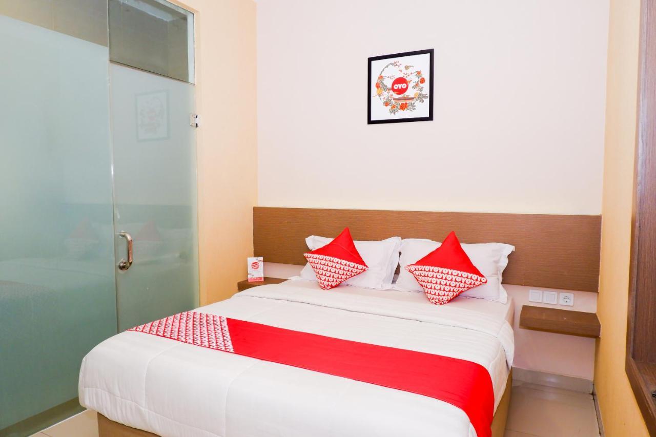 Oyo 379 Grand Mundu Hotel Semarang Buitenkant foto