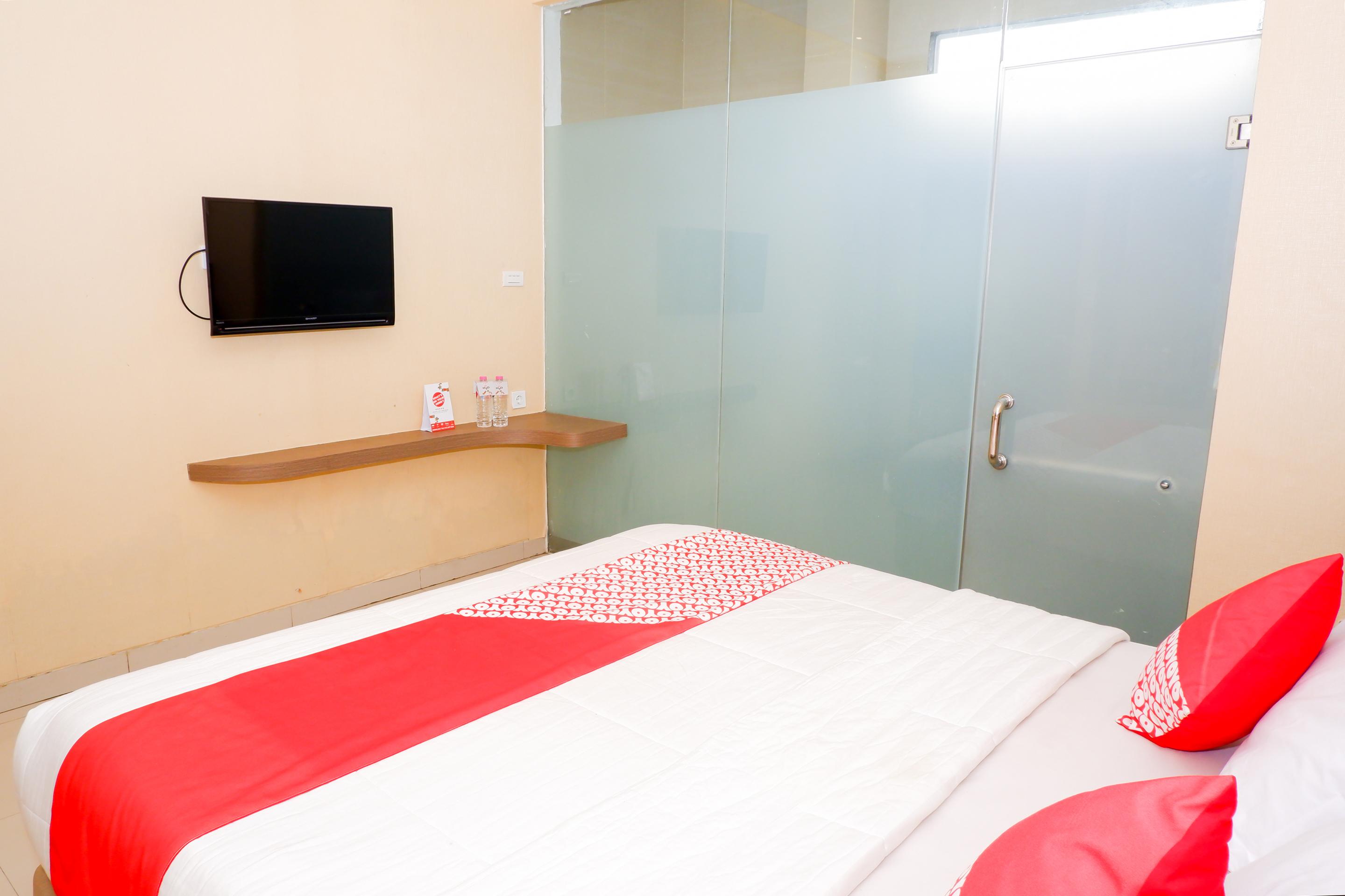 Oyo 379 Grand Mundu Hotel Semarang Buitenkant foto