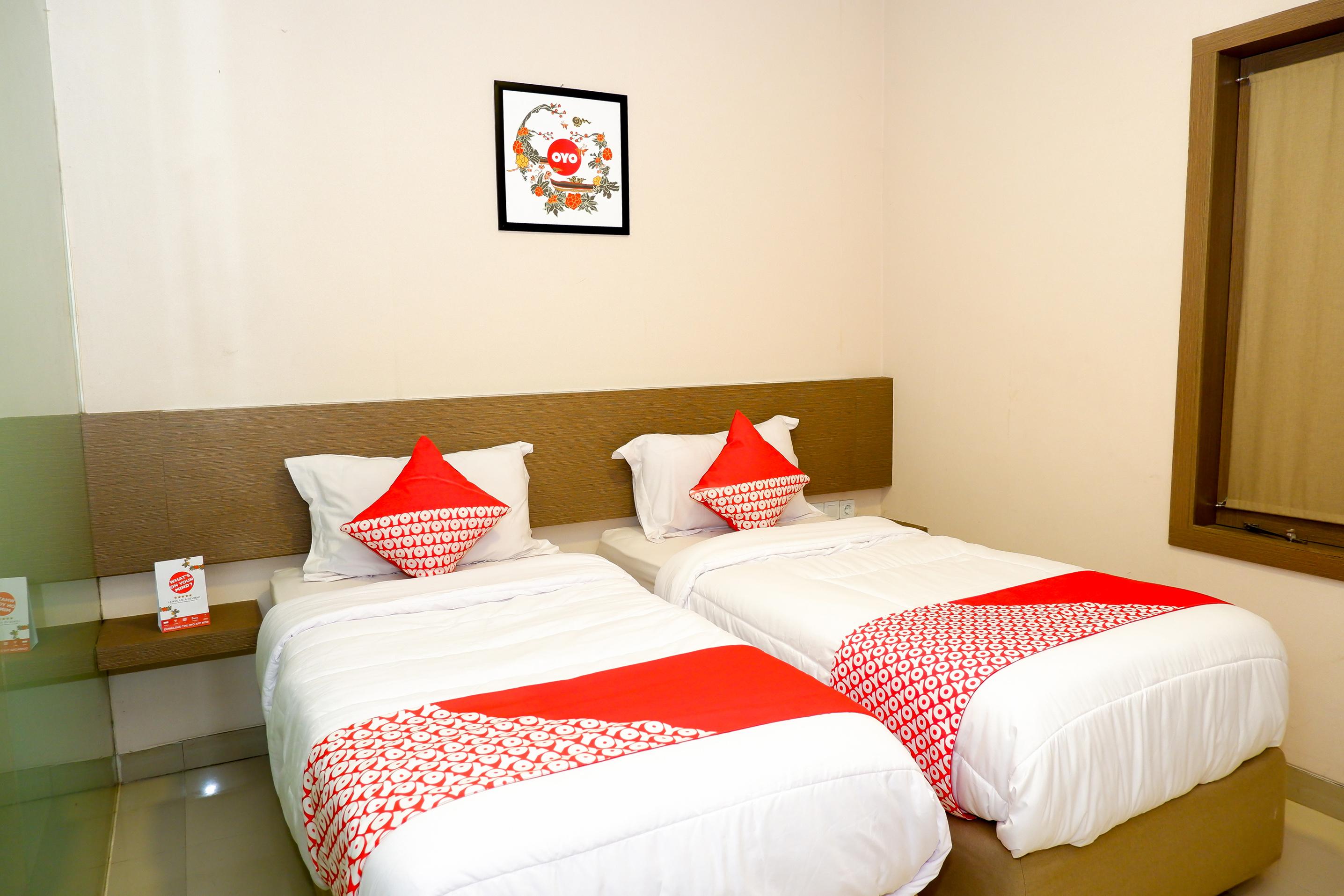 Oyo 379 Grand Mundu Hotel Semarang Buitenkant foto