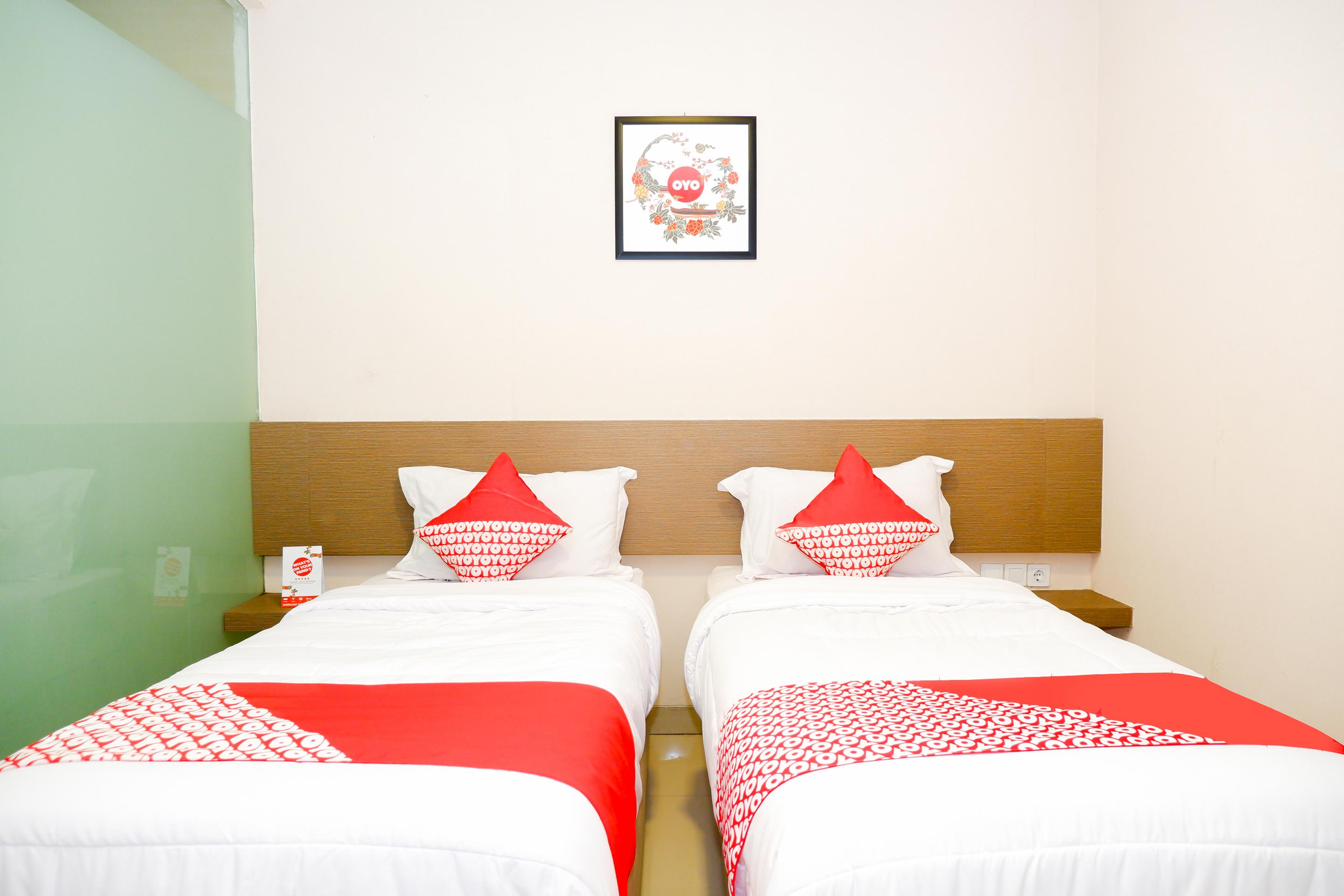 Oyo 379 Grand Mundu Hotel Semarang Buitenkant foto