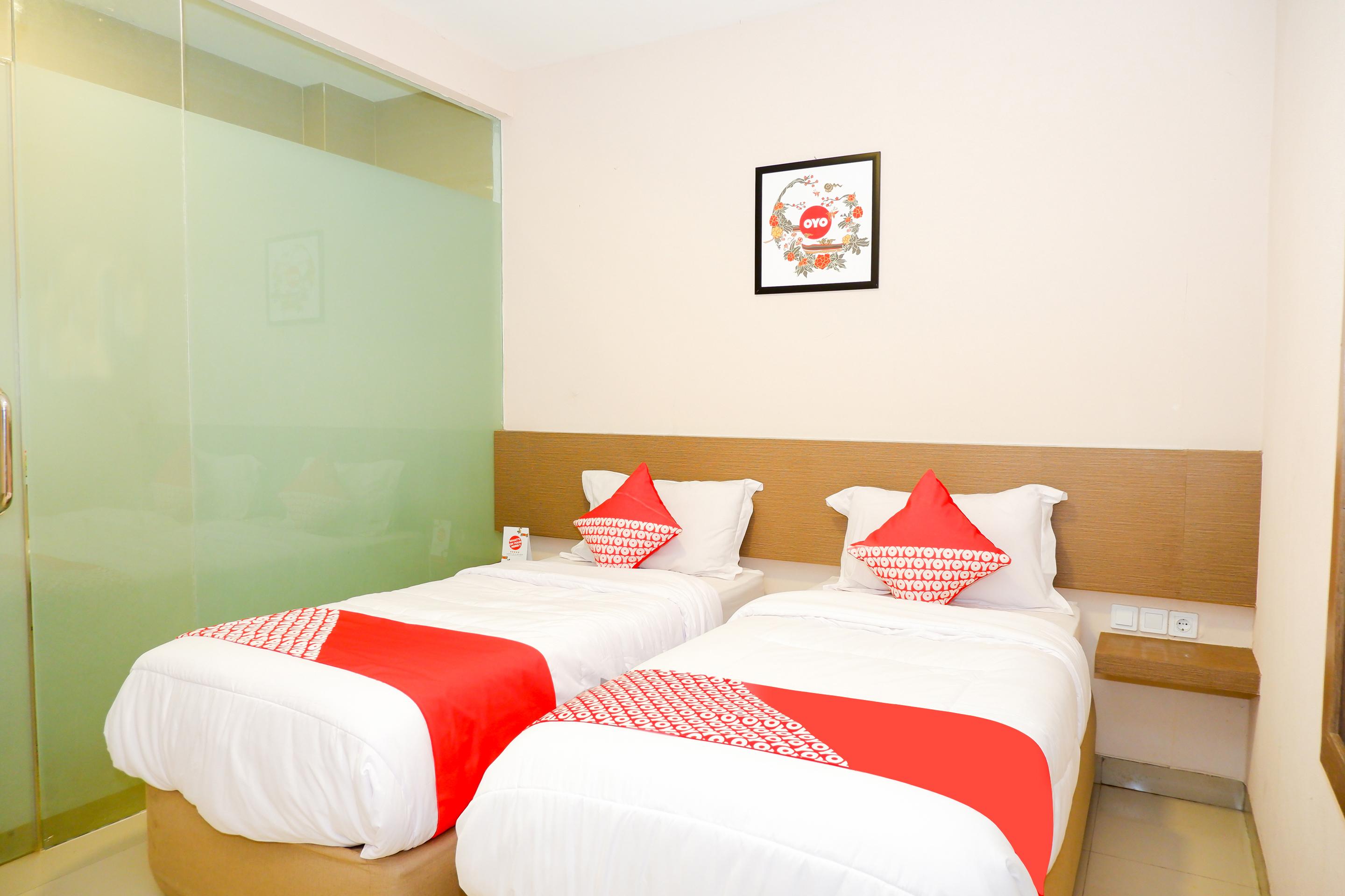 Oyo 379 Grand Mundu Hotel Semarang Buitenkant foto