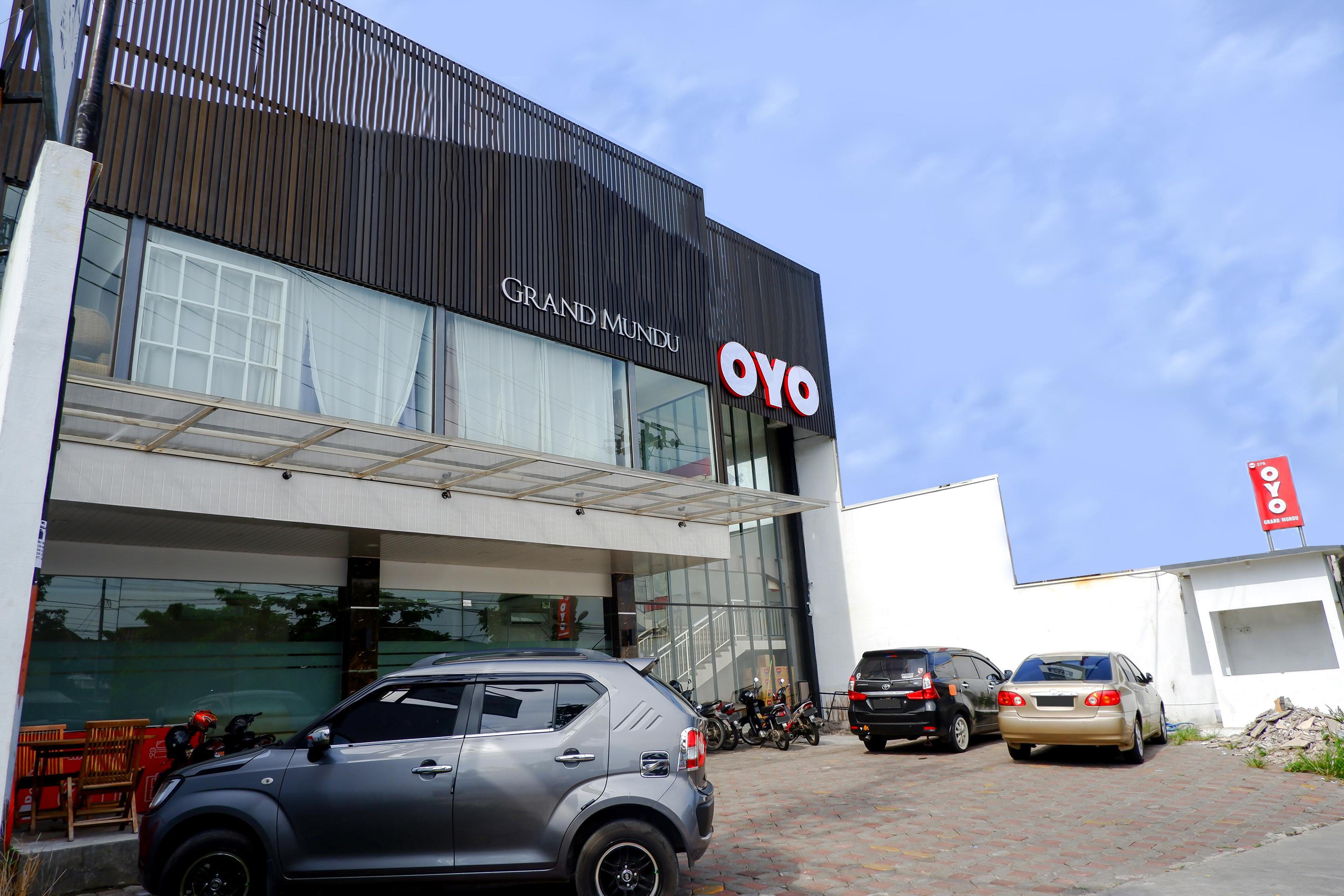 Oyo 379 Grand Mundu Hotel Semarang Buitenkant foto