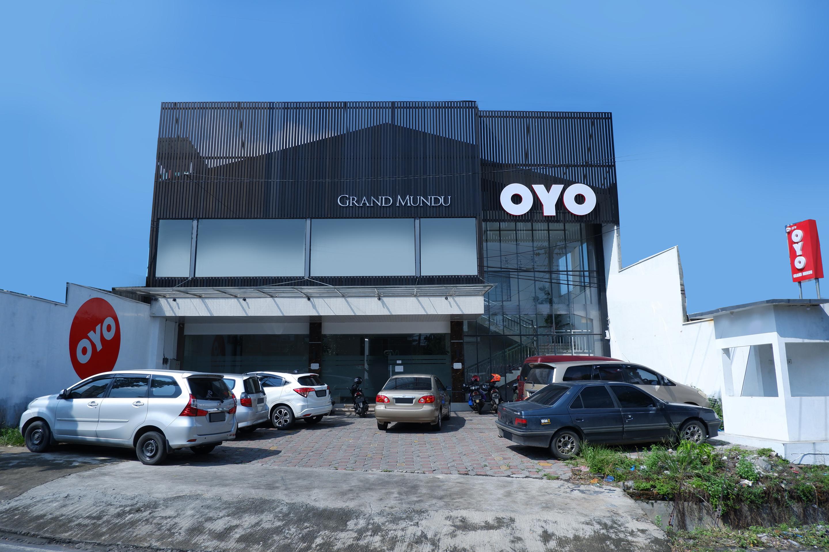 Oyo 379 Grand Mundu Hotel Semarang Buitenkant foto