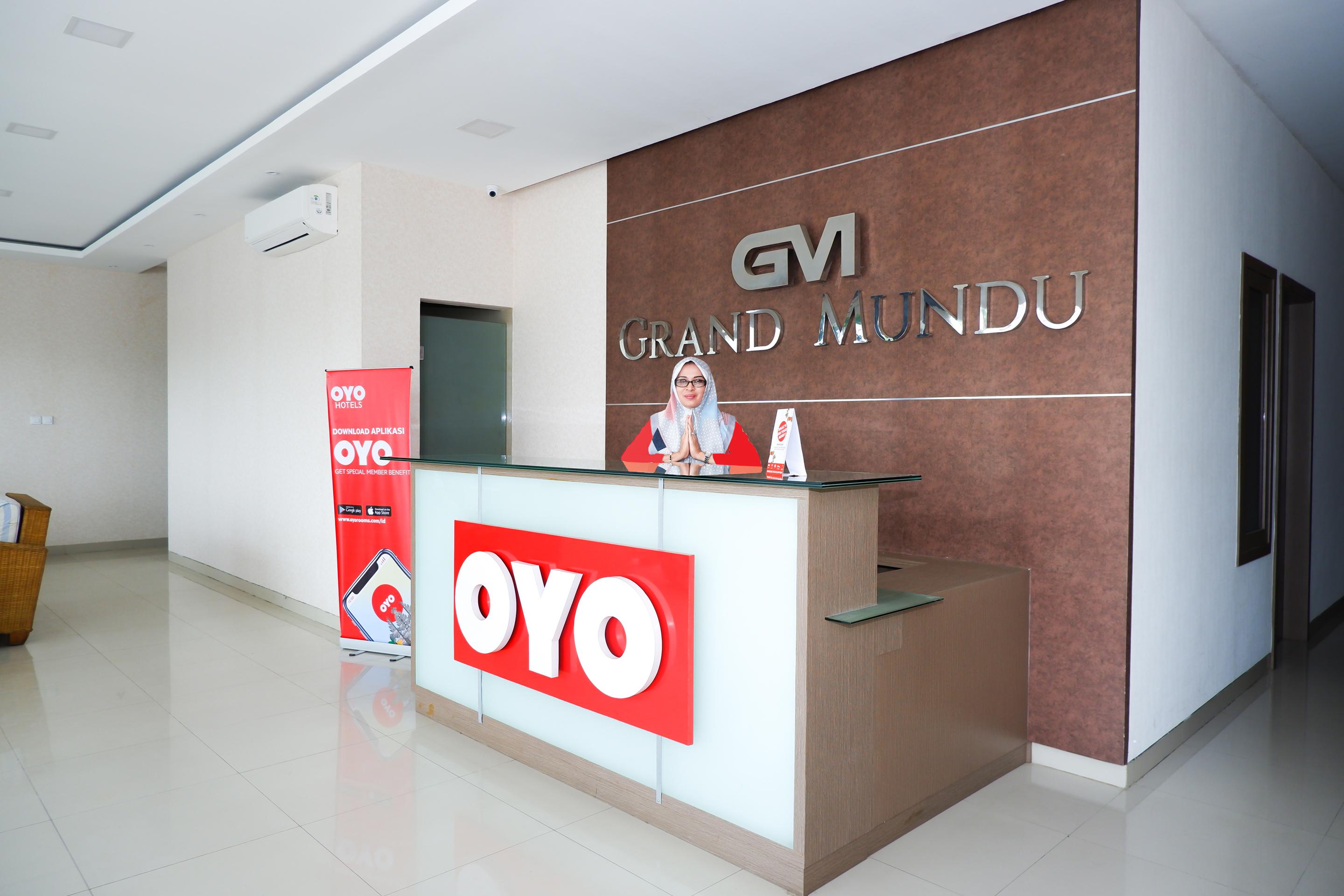 Oyo 379 Grand Mundu Hotel Semarang Buitenkant foto