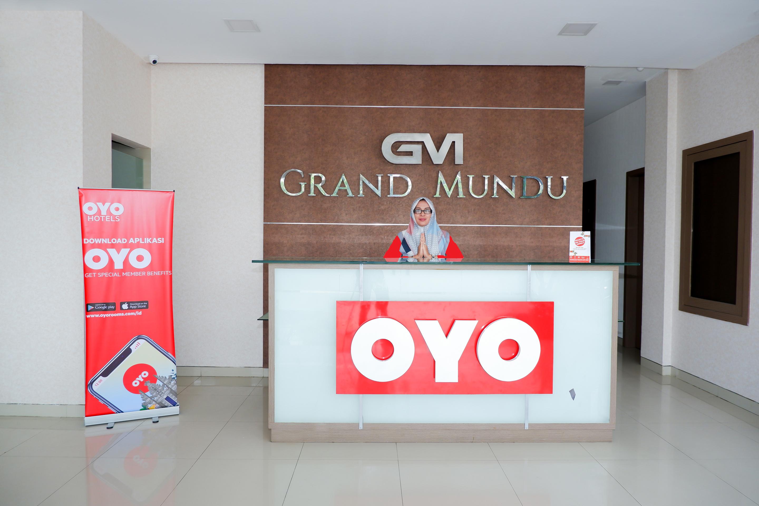 Oyo 379 Grand Mundu Hotel Semarang Buitenkant foto
