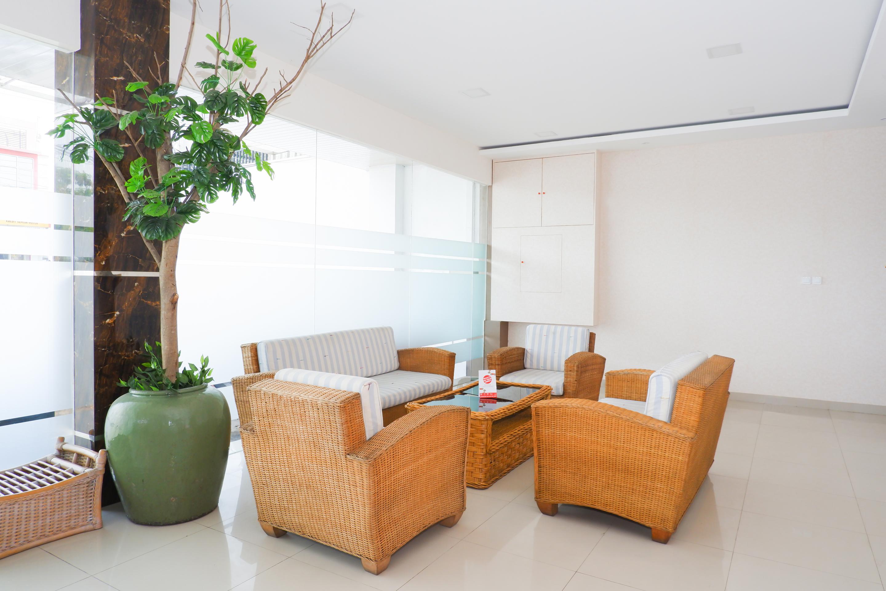 Oyo 379 Grand Mundu Hotel Semarang Buitenkant foto