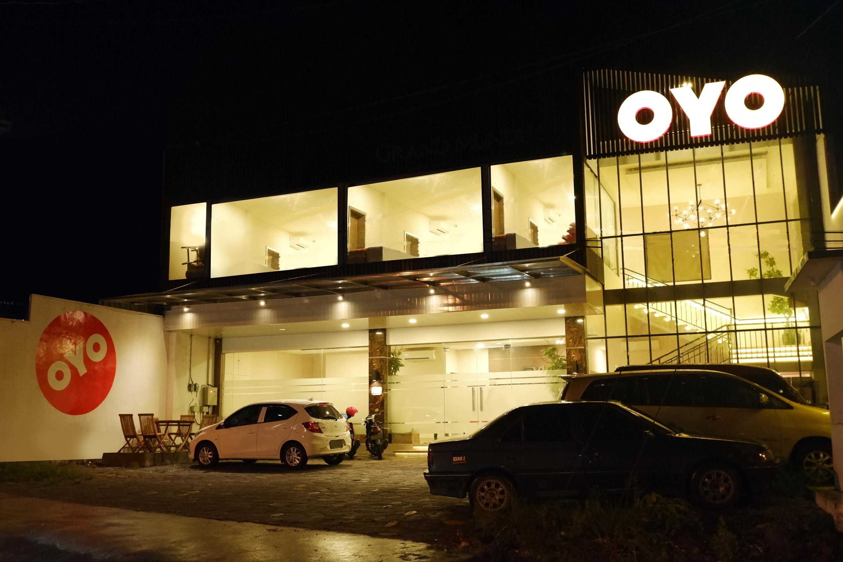 Oyo 379 Grand Mundu Hotel Semarang Buitenkant foto