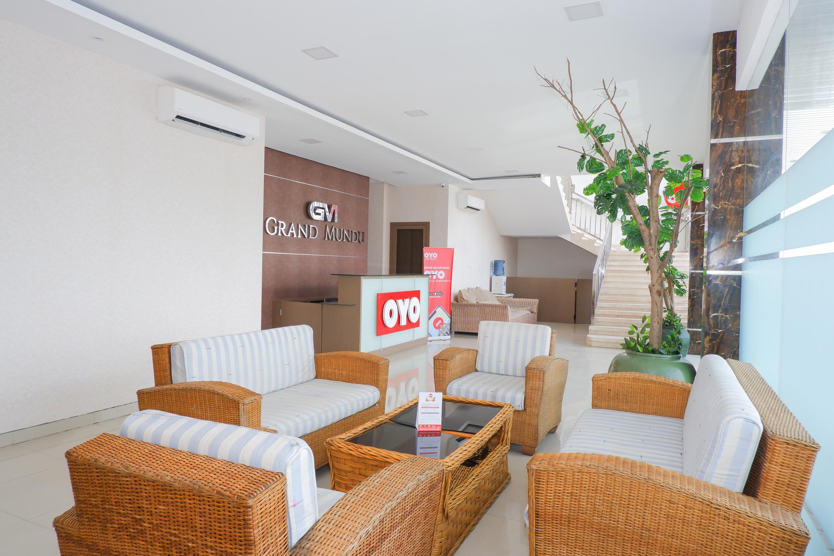 Oyo 379 Grand Mundu Hotel Semarang Buitenkant foto