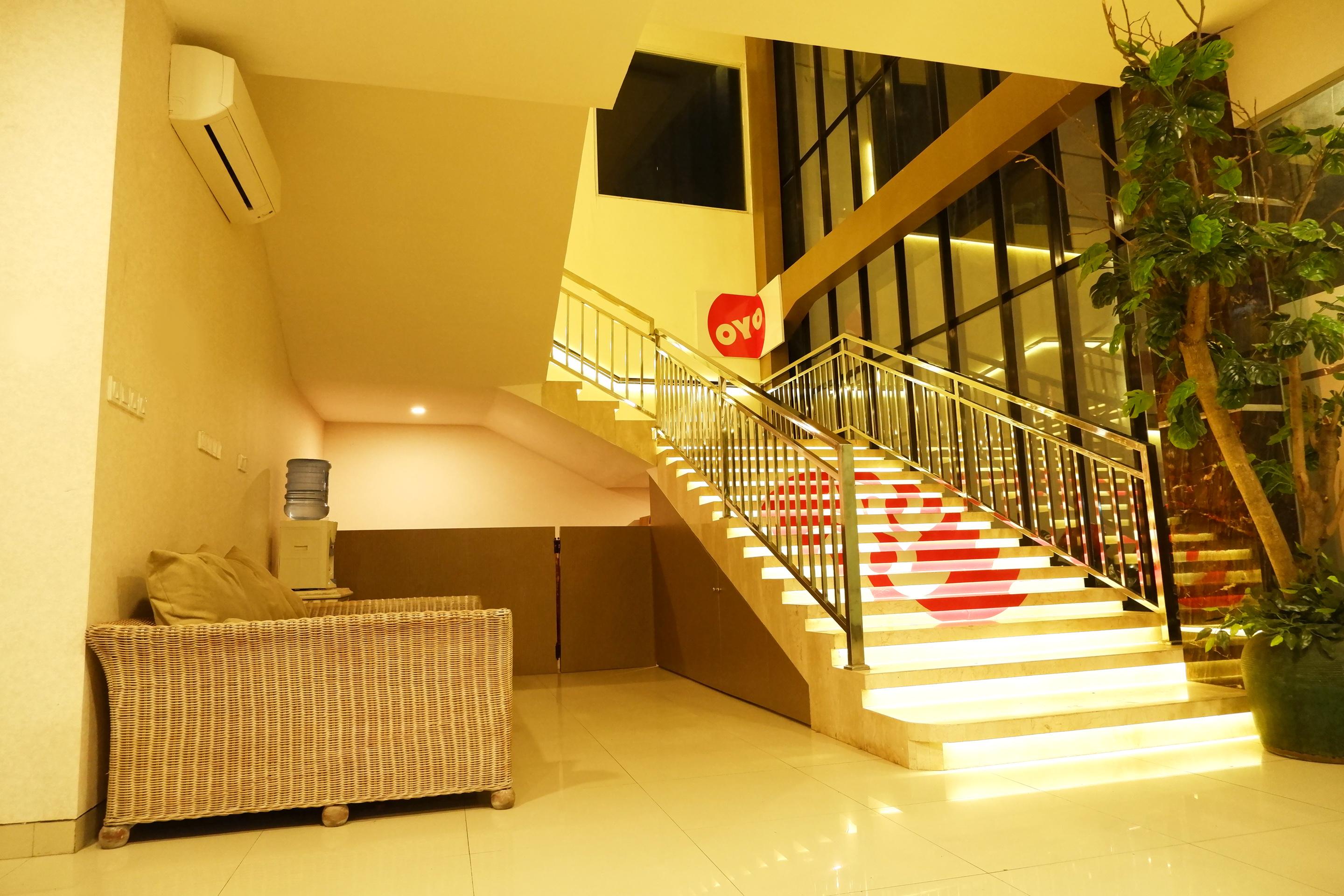 Oyo 379 Grand Mundu Hotel Semarang Buitenkant foto