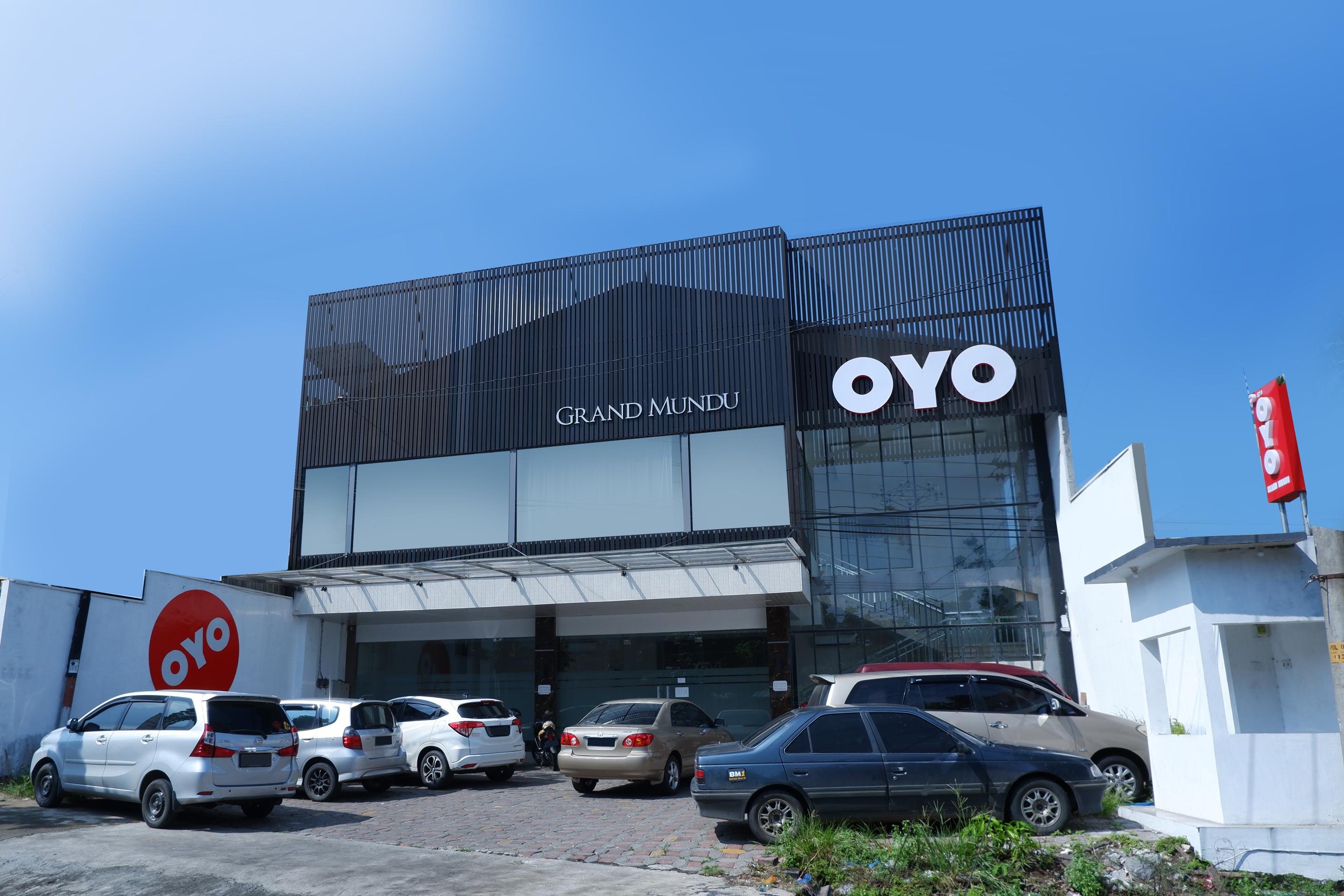 Oyo 379 Grand Mundu Hotel Semarang Buitenkant foto