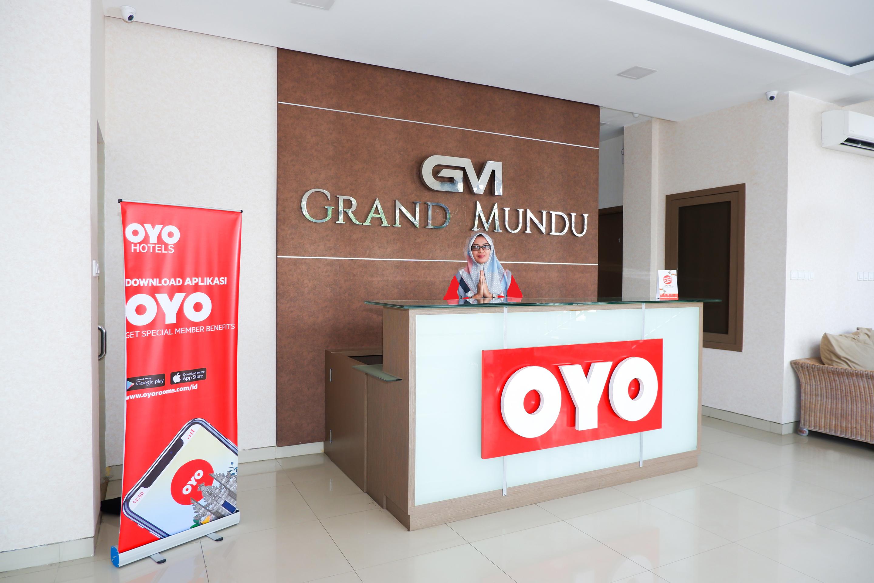 Oyo 379 Grand Mundu Hotel Semarang Buitenkant foto