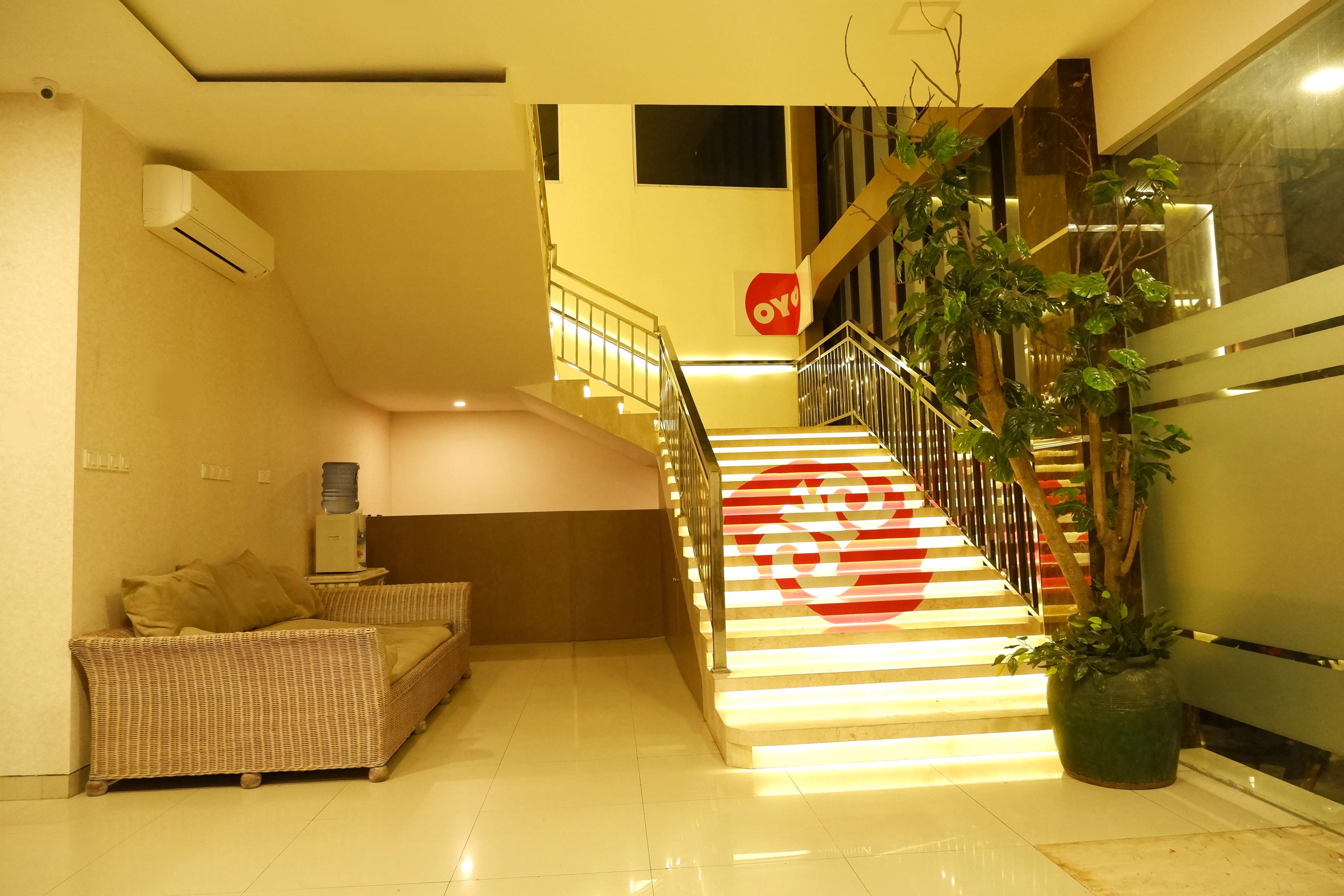 Oyo 379 Grand Mundu Hotel Semarang Buitenkant foto