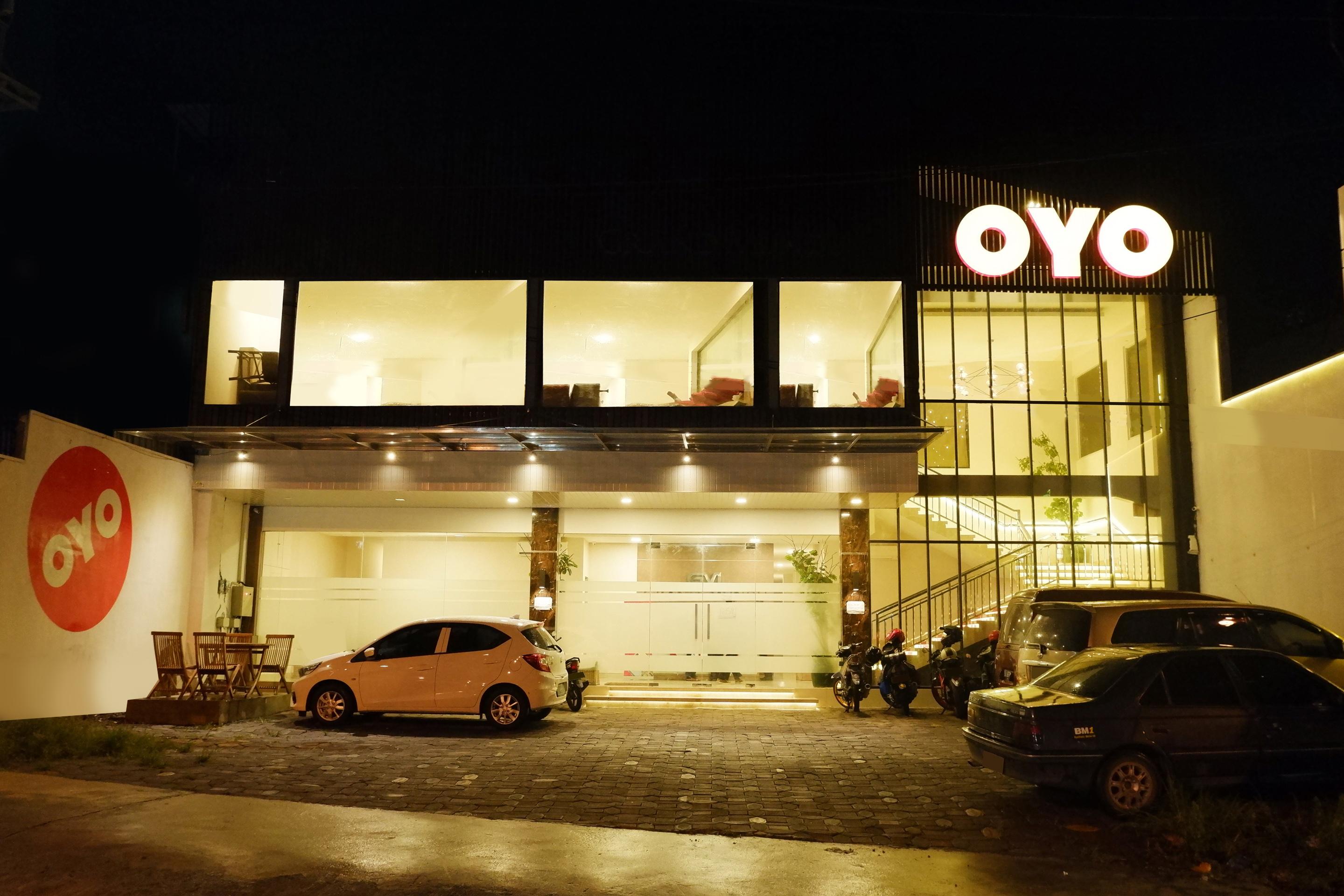 Oyo 379 Grand Mundu Hotel Semarang Buitenkant foto